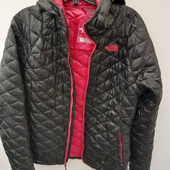 THE NORTH FACE Thermoball Lightweight Black/Fuschia Jacket Women' - Picture 1 of 7